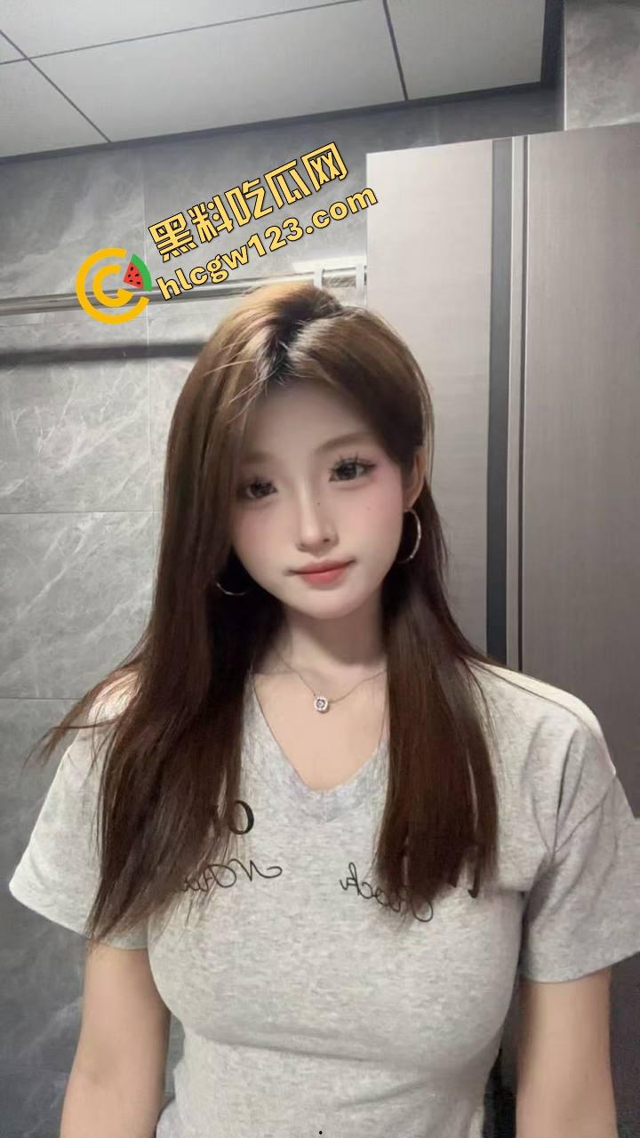 偷约妹妹的闺蜜开房猛干，前半羞涩装纯，后面浪成母狗，白丝半桶袜勾得人一顿狠操，手被反抓操弯成弓！  第5张