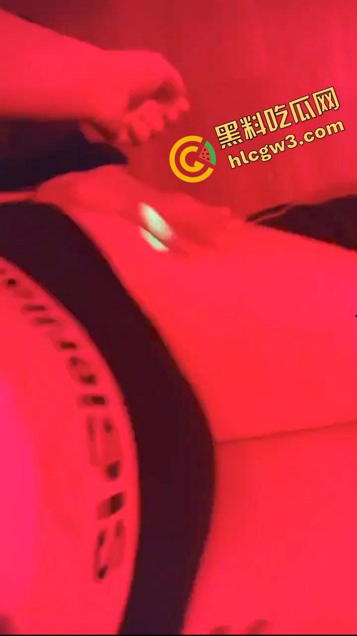 抖音内蒙古02年精神反差骚鸡『CC.』混迹酒吧勾搭单男 骚舞调情黑丝私拍！独家曝光！  第3张