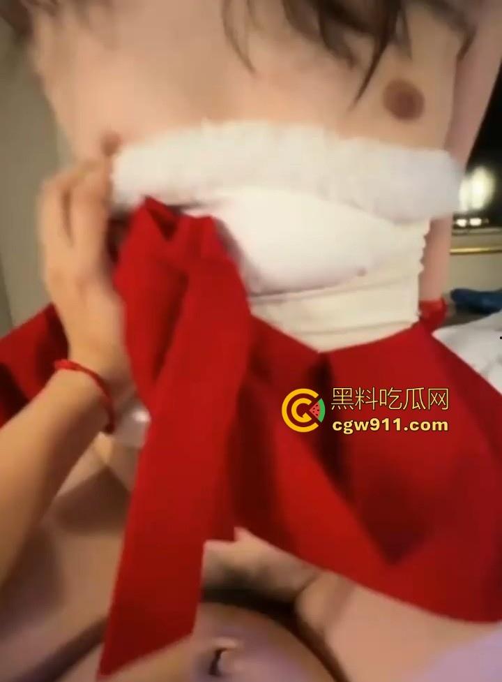 广州大学清纯女大【王肖琴】圣诞女仆情趣装约炮网友，白丝美腿诱惑调教，酒店激情全程无套！  第10张