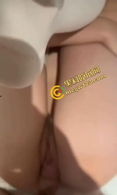 偷约妹妹的闺蜜开房猛干，前半羞涩装纯，后面浪成母狗，白丝半桶袜勾得人一顿狠操，手被反抓操弯成弓！  第8张