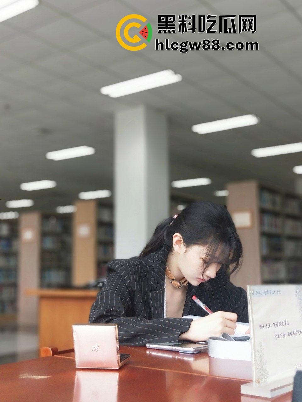 石家庄骨感御姐尤物【水冰月】黑丝勾魂，嫩白长腿夹爆鸡巴，金主无套狂插，骚洞白浆淌满地！  第1张