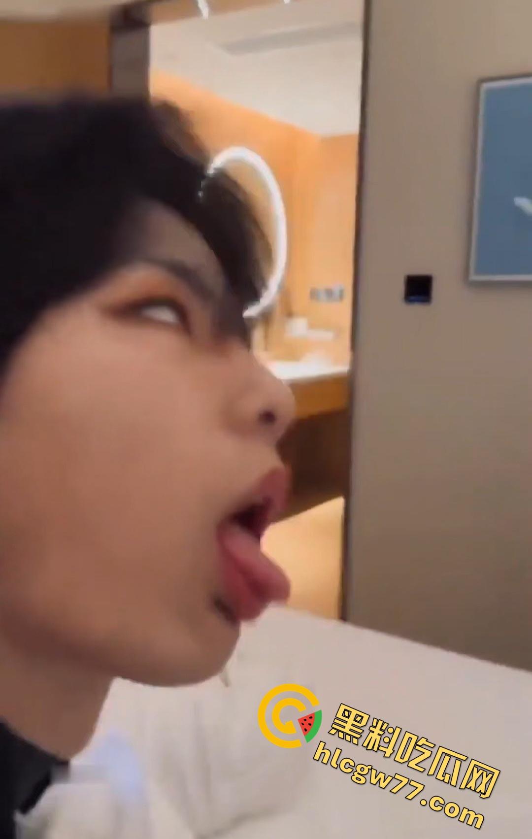 昨夜酒店套房短发伪娘被金主狂操！深喉肛交浪叫炸裂！  第6张