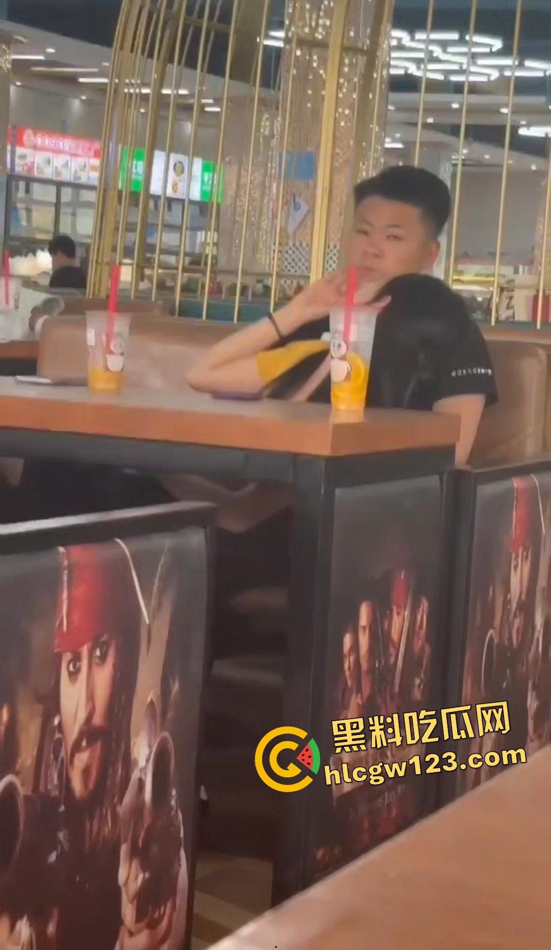 青岛技师学院食堂惊爆狗男女口交，蜜雪冰城边喝边舔，精子果茶就此诞生！  第4张