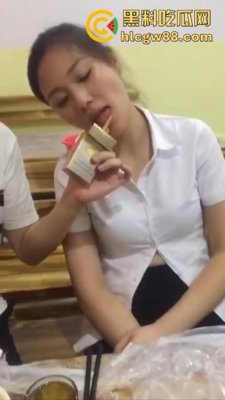 湖南极品骚货人妻【李洋洋】酒桌舔舐香烟勾引酒友，饭后直接亲自酒店展示，无与伦比的口交技术  第1张