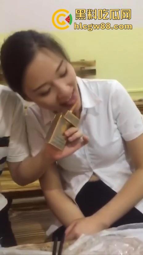 湖南极品骚货人妻【李洋洋】酒桌舔舐香烟勾引酒友，饭后直接亲自酒店展示，无与伦比的口交技术  第2张