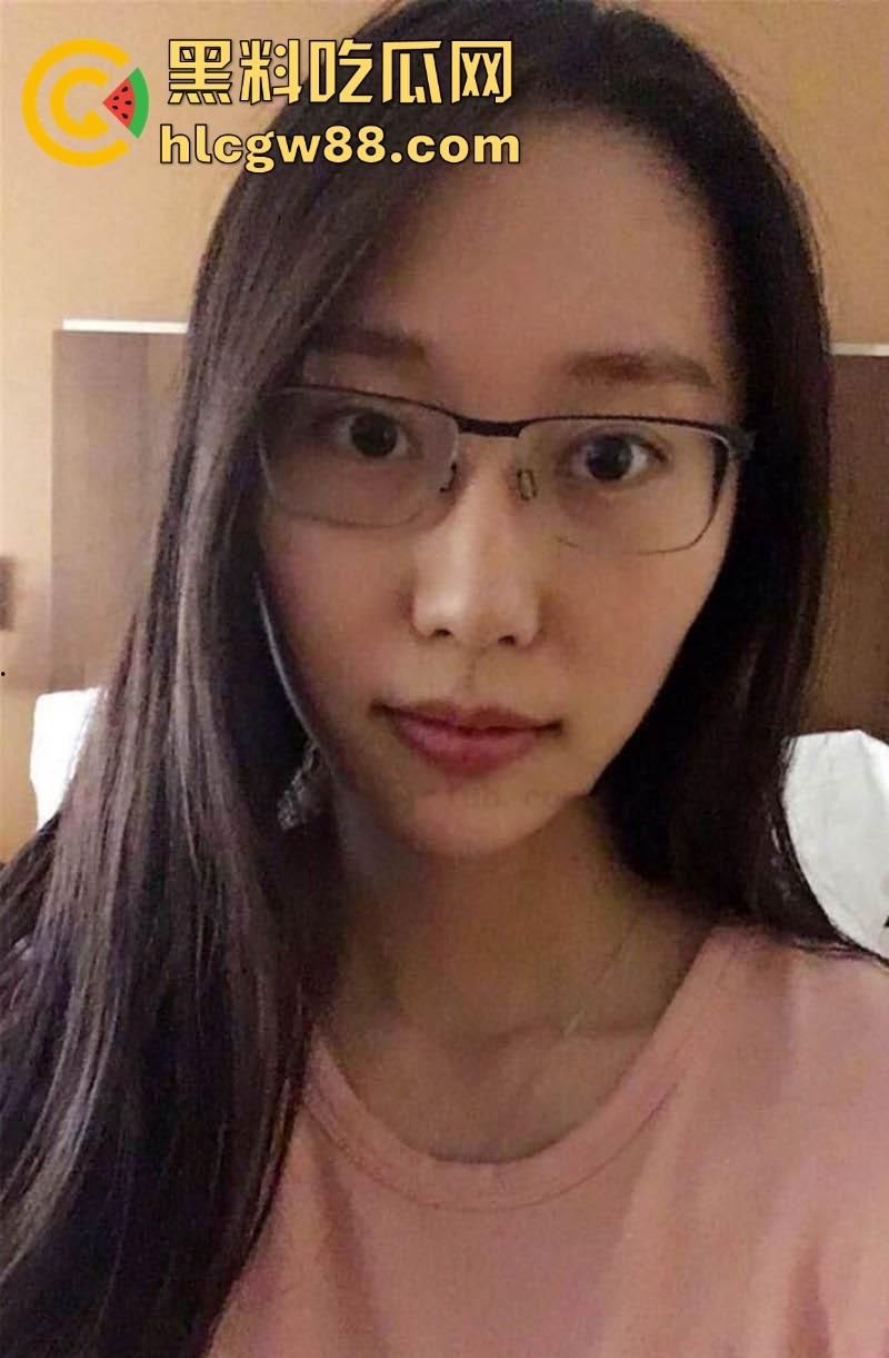 湖南极品骚货人妻【李洋洋】酒桌舔舐香烟勾引酒友，饭后直接亲自酒店展示，无与伦比的口交技术  第3张