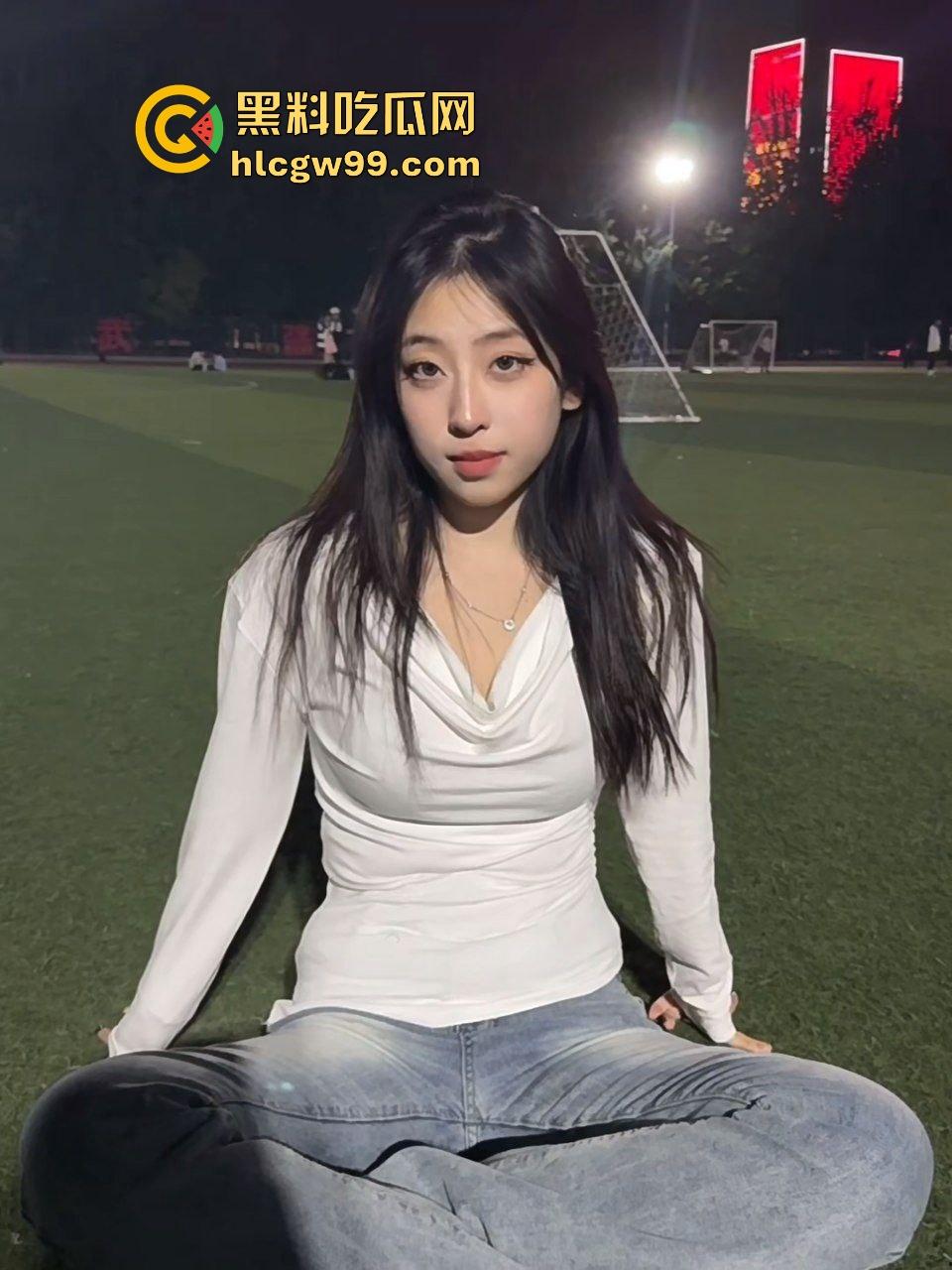 湖南工程职业反差肉感骚鸡『赵欣』极品大雷淫荡露奶发骚，骚穴滋尿大展粉嫩骚逼！独家流出！  第1张