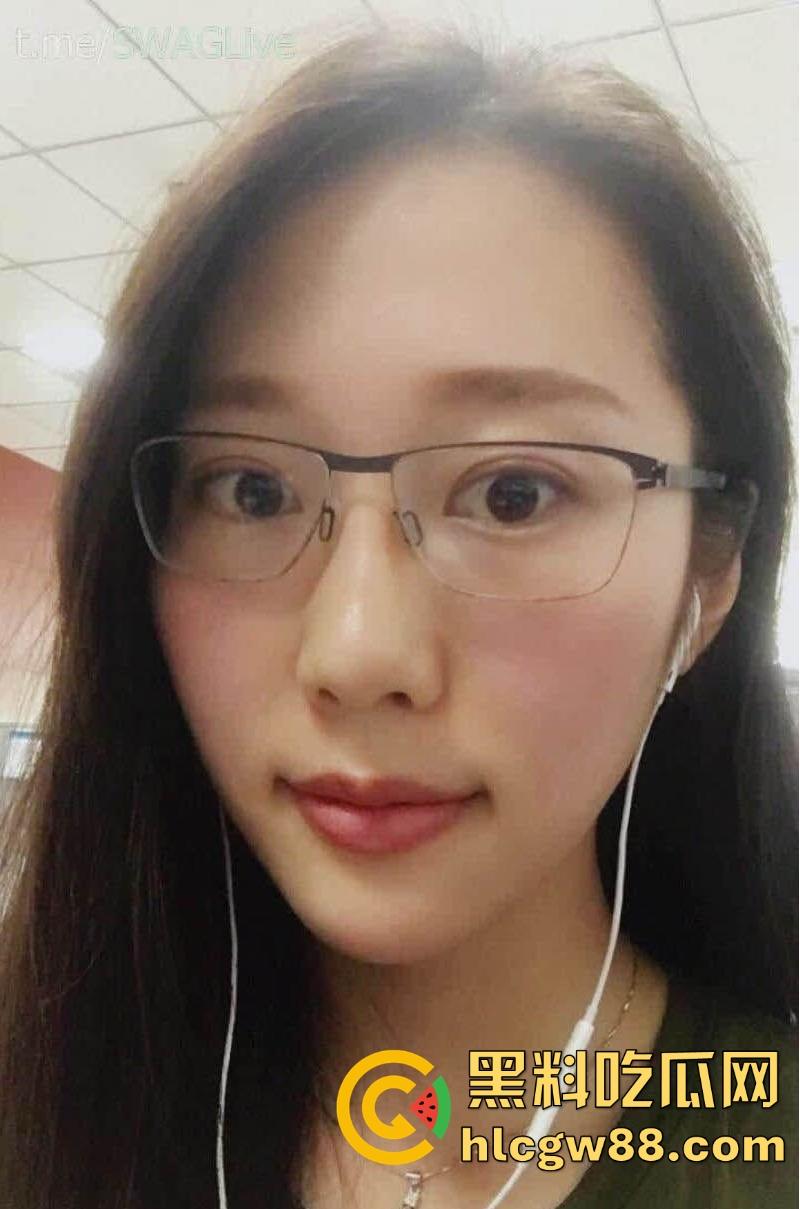 湖南极品骚货人妻【李洋洋】酒桌舔舐香烟勾引酒友，饭后直接亲自酒店展示，无与伦比的口交技术  第4张