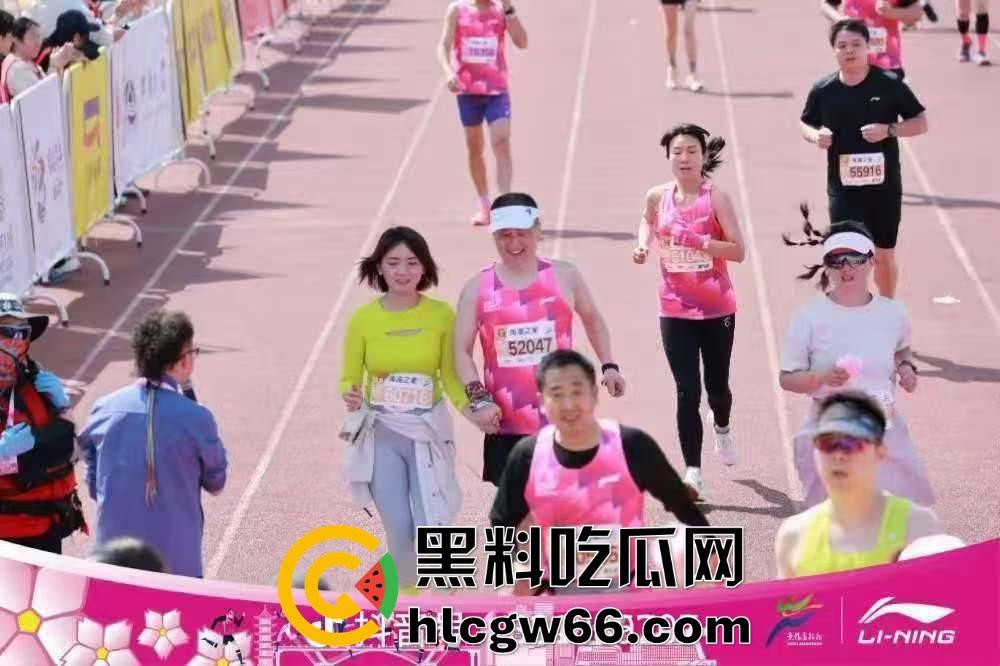 无锡马拉松直播变出轨大赏？远光软件董事长陈利浩牵手人妻边跑边秀恩爱，全国人民抖音围观奸夫淫妇！  第9张