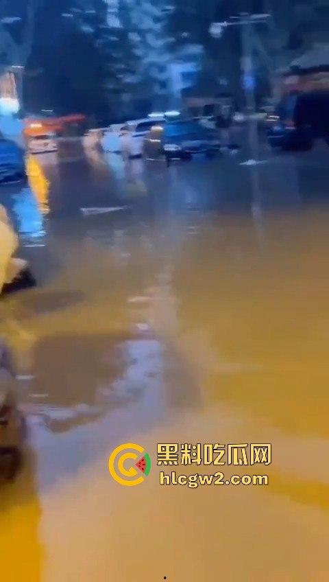 西安朱雀大街海水倒灌？小寨路口凌晨惊现黑色经典，西安的趵突泉上线了！  第1张