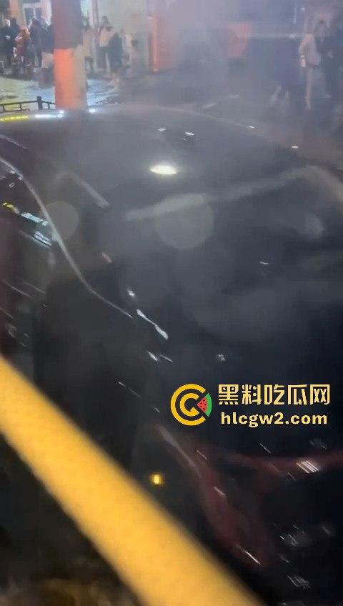 西安朱雀大街海水倒灌？小寨路口凌晨惊现黑色经典，西安的趵突泉上线了！  第2张