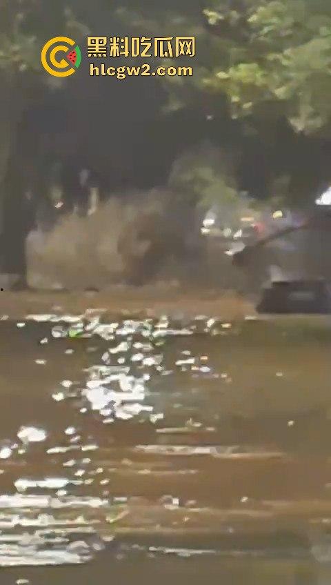 西安朱雀大街海水倒灌？小寨路口凌晨惊现黑色经典，西安的趵突泉上线了！  第3张