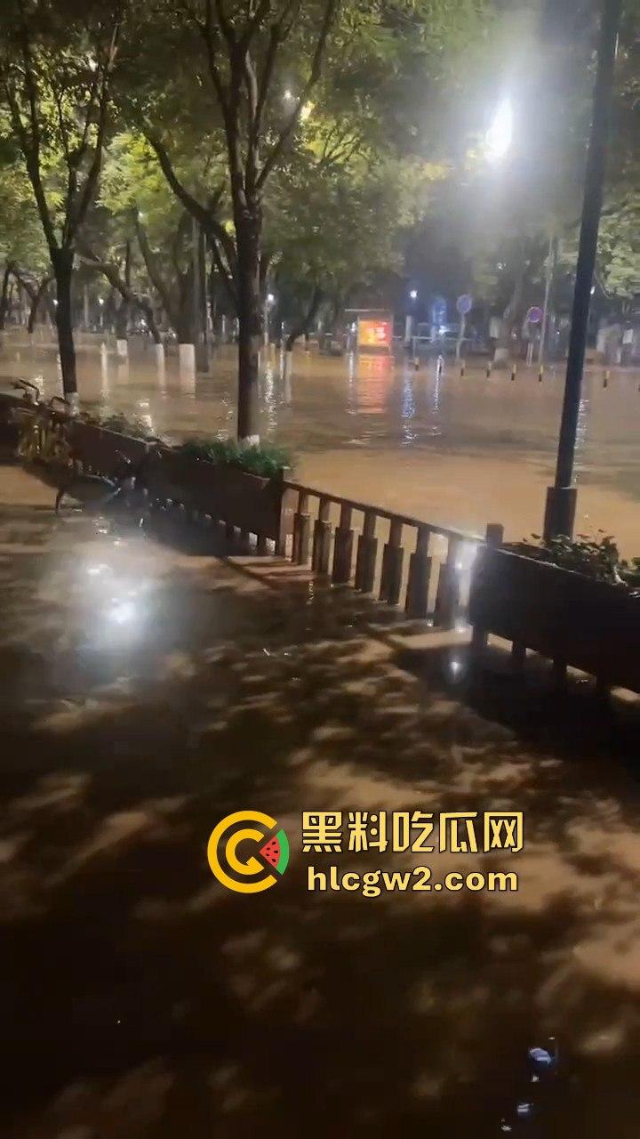 西安朱雀大街海水倒灌？小寨路口凌晨惊现黑色经典，西安的趵突泉上线了！  第4张