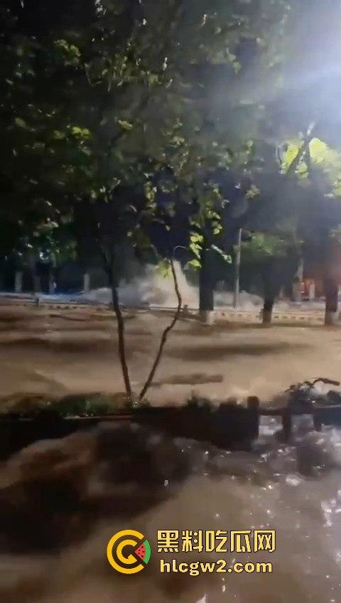 西安朱雀大街海水倒灌？小寨路口凌晨惊现黑色经典，西安的趵突泉上线了！  第5张