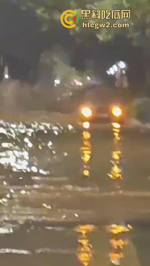 西安朱雀大街海水倒灌？小寨路口凌晨惊现黑色经典，西安的趵突泉上线了！  第6张