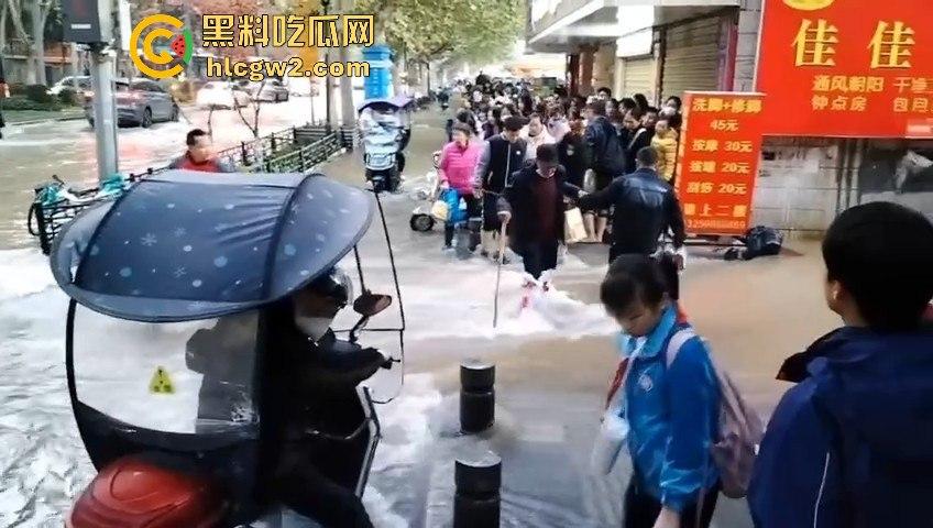 西安朱雀大街海水倒灌？小寨路口凌晨惊现黑色经典，西安的趵突泉上线了！  第7张