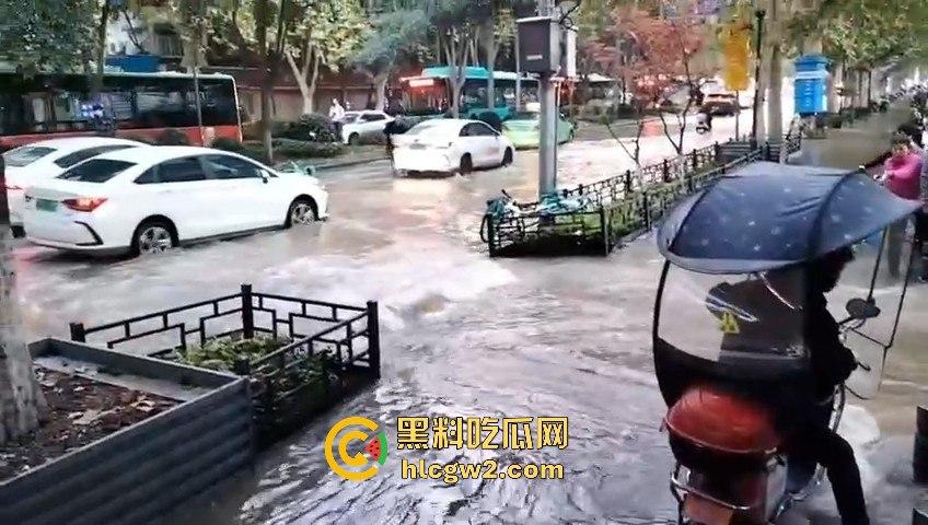 西安朱雀大街海水倒灌？小寨路口凌晨惊现黑色经典，西安的趵突泉上线了！  第8张