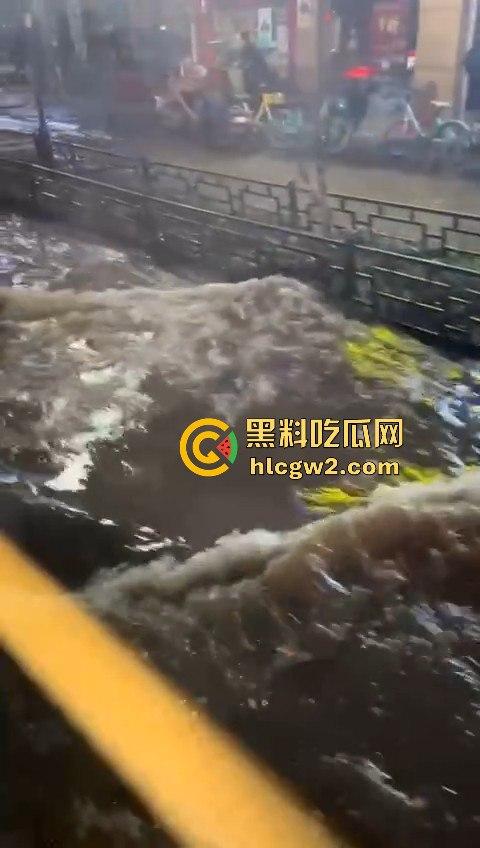 西安朱雀大街海水倒灌？小寨路口凌晨惊现黑色经典，西安的趵突泉上线了！  第9张