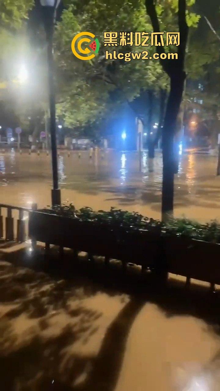 西安朱雀大街海水倒灌？小寨路口凌晨惊现黑色经典，西安的趵突泉上线了！  第10张