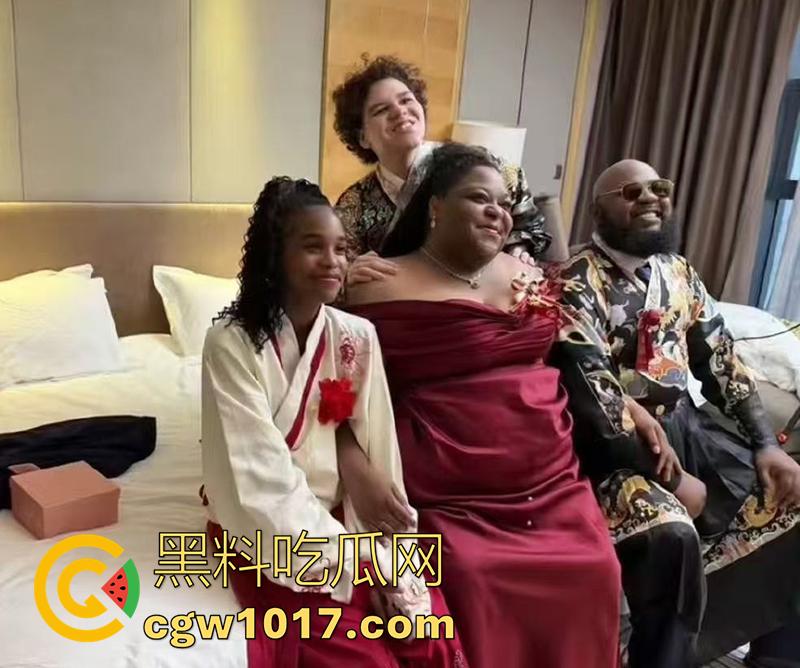 有钱就是豪横啊！山东小伙娶美国黑新娘，嫁妆1000万美金和多处房产，新娘好像不喜欢这门婚事，一直黑着脸呢！  第2张