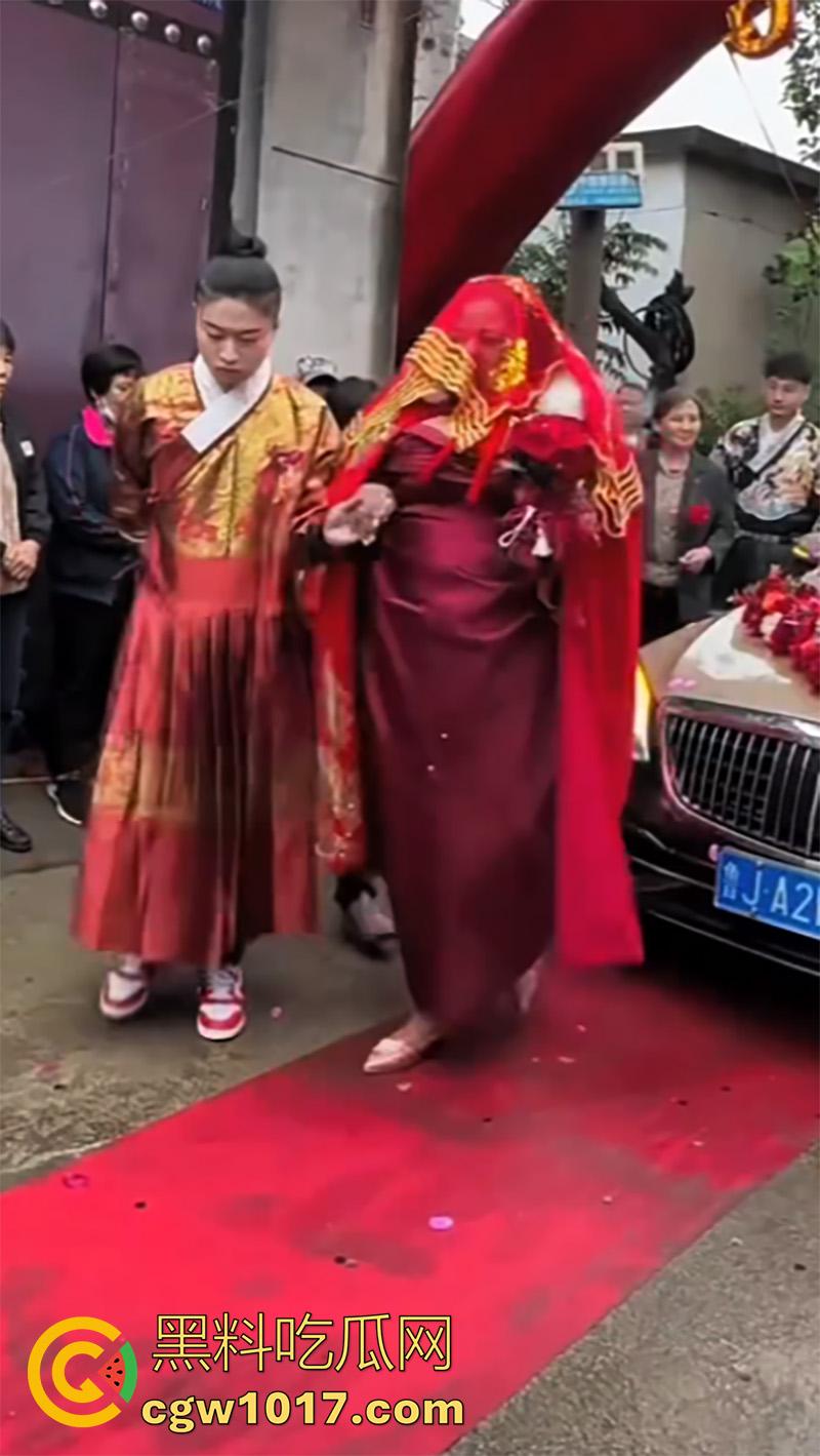 有钱就是豪横啊！山东小伙娶美国黑新娘，嫁妆1000万美金和多处房产，新娘好像不喜欢这门婚事，一直黑着脸呢！  第7张