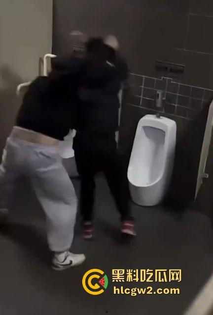 公共厕所两个小伙打架闹到蹲坑 旁边眼镜哥直接被打懵 场面尴尬又搞笑! 第1张 公共厕所两个小伙打架闹到蹲坑 旁边眼镜哥直接被打懵 场面尴尬又搞笑! 第1张
