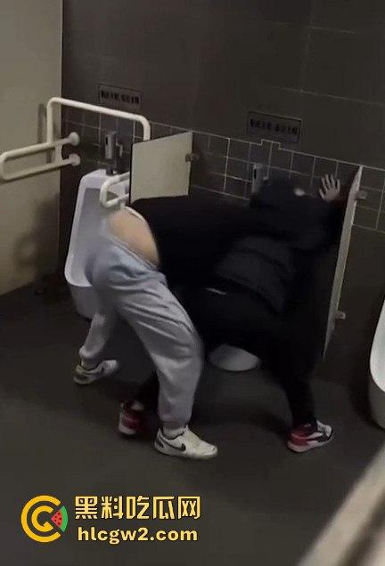 公共厕所两个小伙打架闹到蹲坑 旁边眼镜哥直接被打懵 场面尴尬又搞笑! 第3张 公共厕所两个小伙打架闹到蹲坑 旁边眼镜哥直接被打懵 场面尴尬又搞笑! 第3张