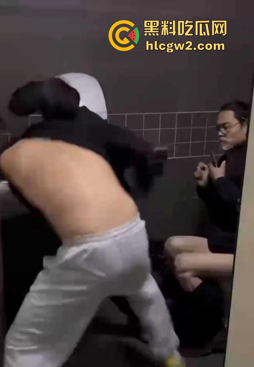 公共厕所两个小伙打架闹到蹲坑 旁边眼镜哥直接被打懵 场面尴尬又搞笑! 第5张 公共厕所两个小伙打架闹到蹲坑 旁边眼镜哥直接被打懵 场面尴尬又搞笑! 第5张
