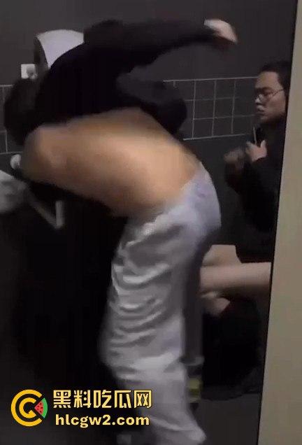 公共厕所两个小伙打架闹到蹲坑 旁边眼镜哥直接被打懵 场面尴尬又搞笑! 第6张 公共厕所两个小伙打架闹到蹲坑 旁边眼镜哥直接被打懵 场面尴尬又搞笑! 第6张