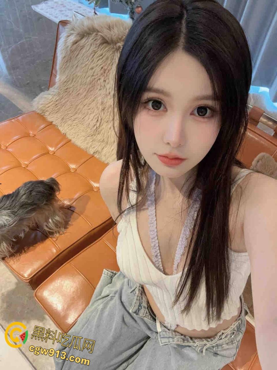 饥渴女友影响我打LOL，跪在地上深喉口交，小骚逼又开始痒了，必须狠狠地调教她，踩着头抽屁股爆操 ！  第1张