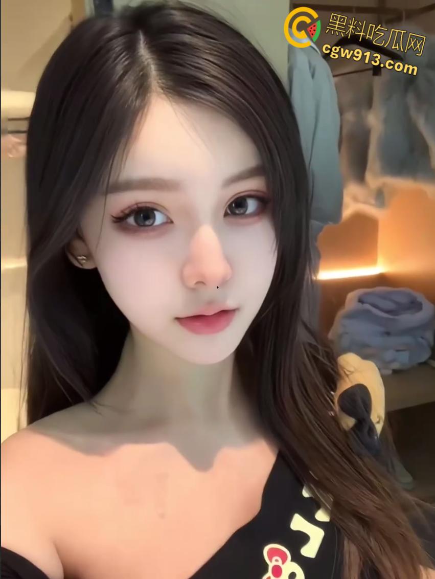 饥渴女友影响我打LOL，跪在地上深喉口交，小骚逼又开始痒了，必须狠狠地调教她，踩着头抽屁股爆操 ！  第2张