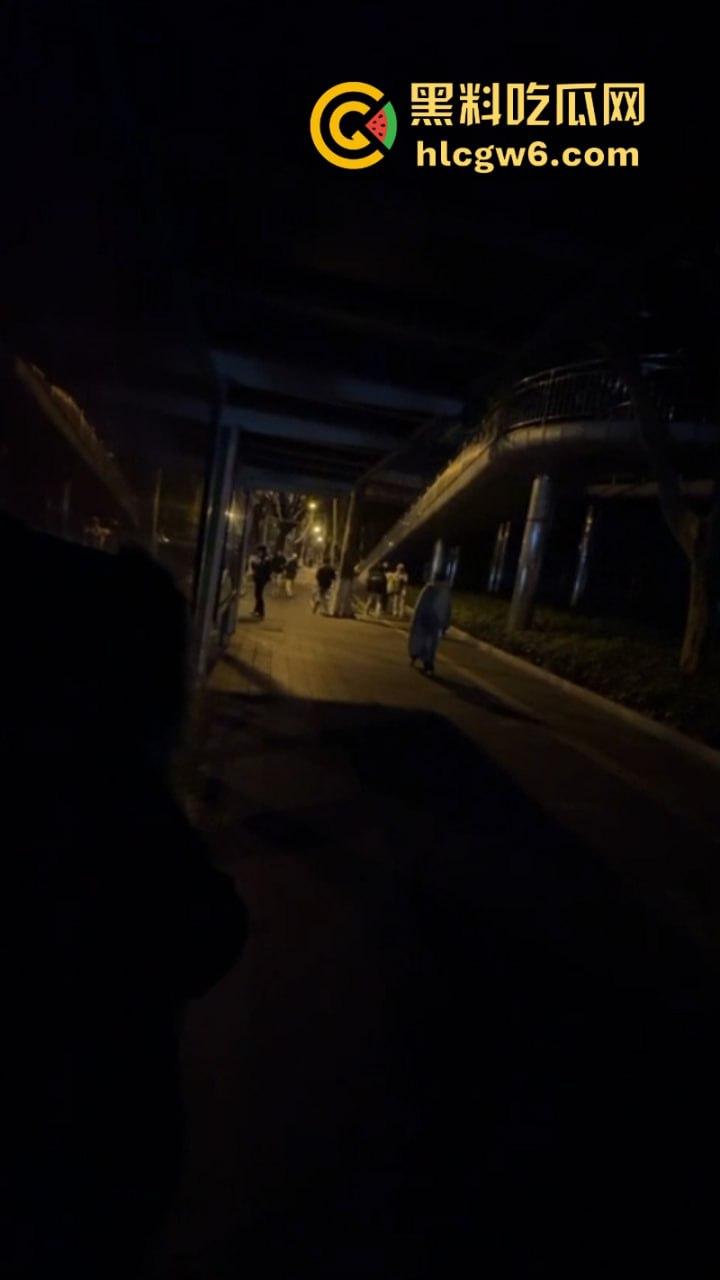 玩大了！江西南昌毛头小伙街头拼刀 装逼青年情绪失控砍断对方手劈 现场血腥视频流出人还挺淡定？  第1张