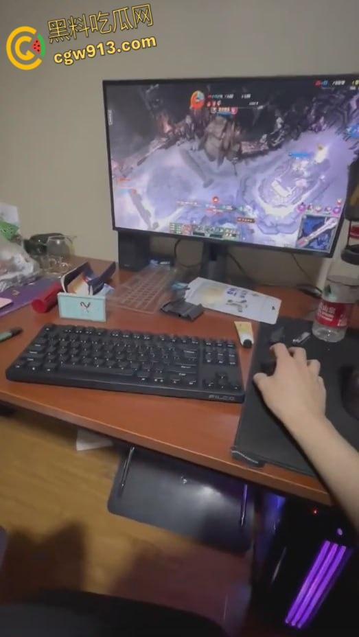 饥渴女友影响我打LOL，跪在地上深喉口交，小骚逼又开始痒了，必须狠狠地调教她，踩着头抽屁股爆操 ！  第4张