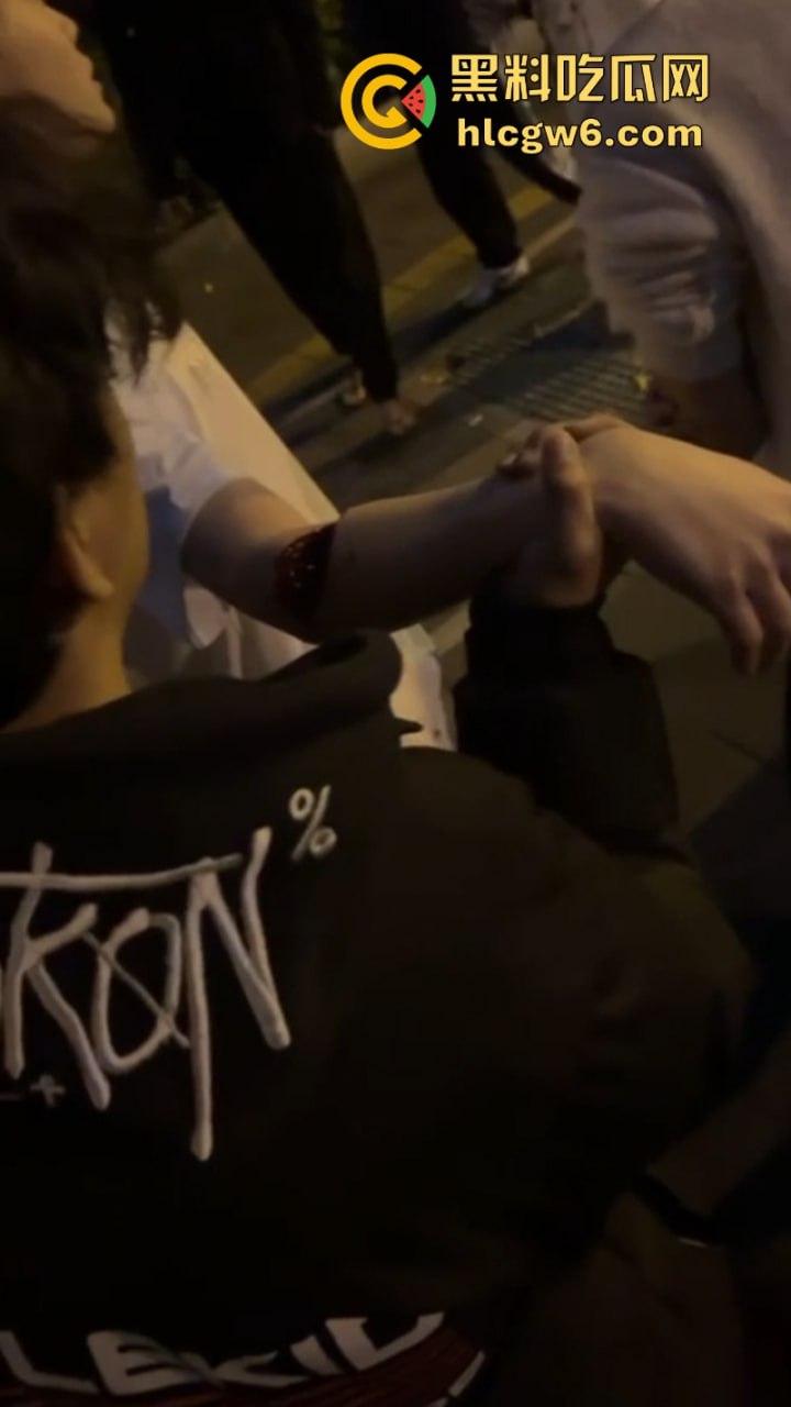 玩大了！江西南昌毛头小伙街头拼刀 装逼青年情绪失控砍断对方手劈 现场血腥视频流出人还挺淡定？  第2张