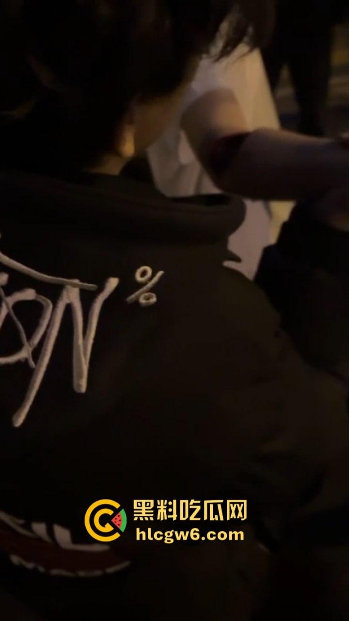 玩大了！江西南昌毛头小伙街头拼刀 装逼青年情绪失控砍断对方手劈 现场血腥视频流出人还挺淡定？  第4张