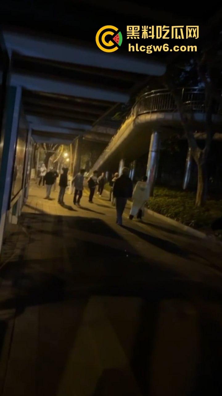 玩大了！江西南昌毛头小伙街头拼刀 装逼青年情绪失控砍断对方手劈 现场血腥视频流出人还挺淡定？  第5张