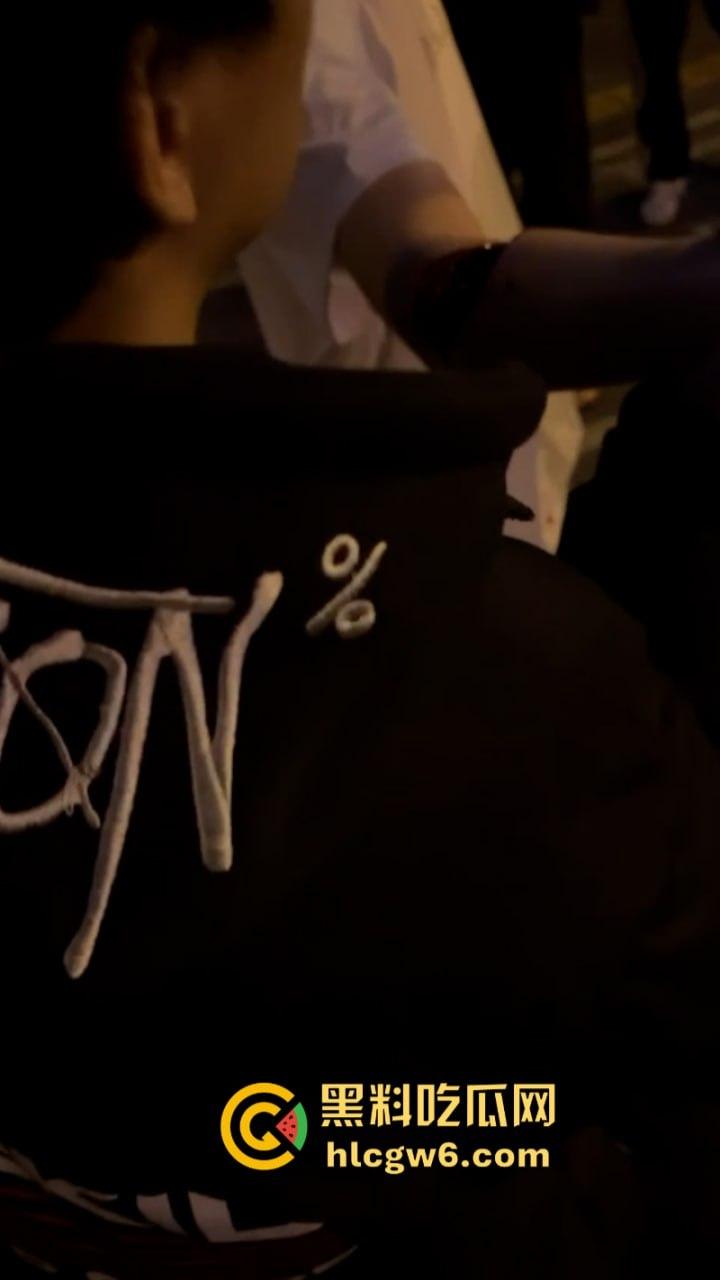 玩大了！江西南昌毛头小伙街头拼刀 装逼青年情绪失控砍断对方手劈 现场血腥视频流出人还挺淡定？  第6张