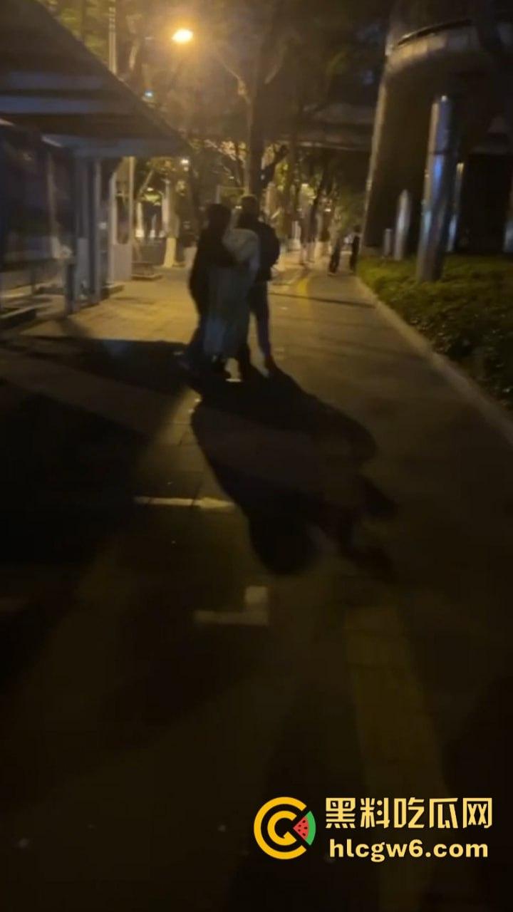 玩大了！江西南昌毛头小伙街头拼刀 装逼青年情绪失控砍断对方手劈 现场血腥视频流出人还挺淡定？  第8张