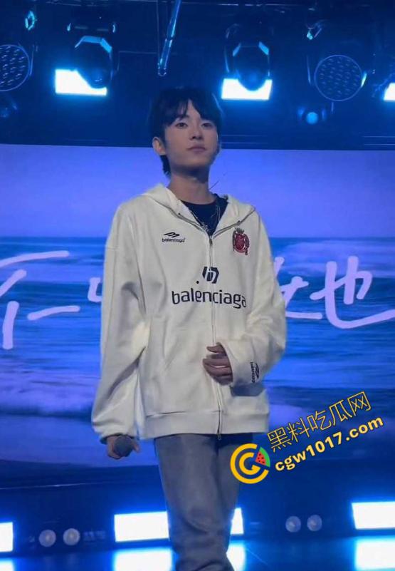 抖音百万粉丝【伍六七7】出轨视频曝光,借巡演之名与粉丝啪啪内射,夜夜笙歌逾越禁欲! 第1张 抖音百万粉丝【伍六七7】出轨视频曝光,借巡演之名与粉丝啪啪内射,夜夜笙歌逾越禁欲! 第1张