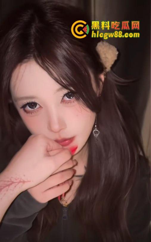 芜湖鸠江区YJ理发店楼上惊现骚操作，大哥一发火箭抖音美女博主『 鱼鱼骨』趴着掰逼自拍，窗帘都不拉！  第3张