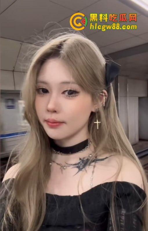 芜湖鸠江区YJ理发店楼上惊现骚操作，大哥一发火箭抖音美女博主『 鱼鱼骨』趴着掰逼自拍，窗帘都不拉！  第4张