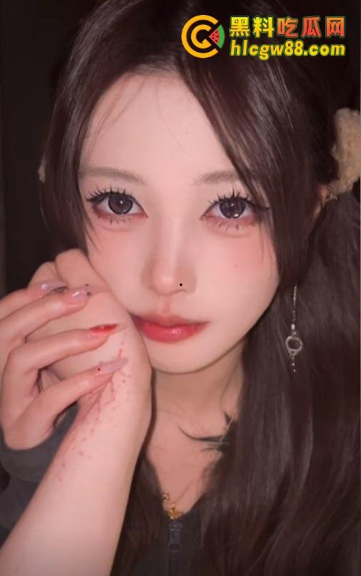 芜湖鸠江区YJ理发店楼上惊现骚操作，大哥一发火箭抖音美女博主『 鱼鱼骨』趴着掰逼自拍，窗帘都不拉！  第5张