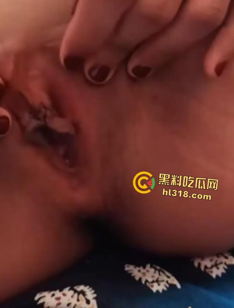 云南新婚人妻【曹琪芹】化身骚母狗跪地爬行，还被老公用脚趾塞逼里，也不怕得脚气？  第6张