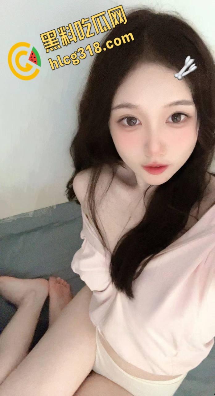 精盆小母狗【小川大王】被金主调教爆操，白丝袜自慰抠逼，白嫩酮体被无套后入，拔出来身体都在颤抖！  第1张