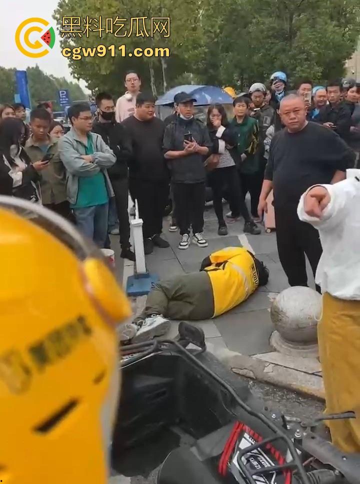 重庆大学城老女人街头醉打美团小哥,踩头踩脸侮辱,打断三根肋骨,小哥全程未还手,这大姐打完人还极其嚣张! 第2张 重庆大学城老女人街头醉打美团小哥,踩头踩脸侮辱,打断三根肋骨,小哥全程未还手,这大姐打完人还极其嚣张! 第2张