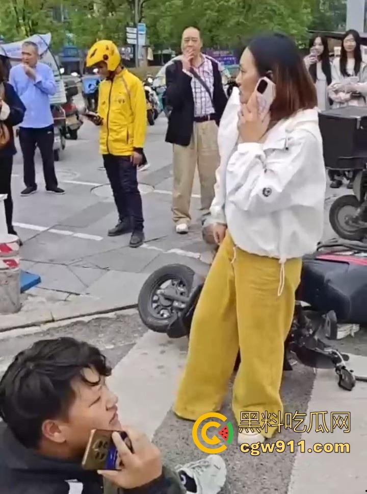 重庆大学城老女人街头醉打美团小哥,踩头踩脸侮辱,打断三根肋骨,小哥全程未还手,这大姐打完人还极其嚣张! 第3张 重庆大学城老女人街头醉打美团小哥,踩头踩脸侮辱,打断三根肋骨,小哥全程未还手,这大姐打完人还极其嚣张! 第3张