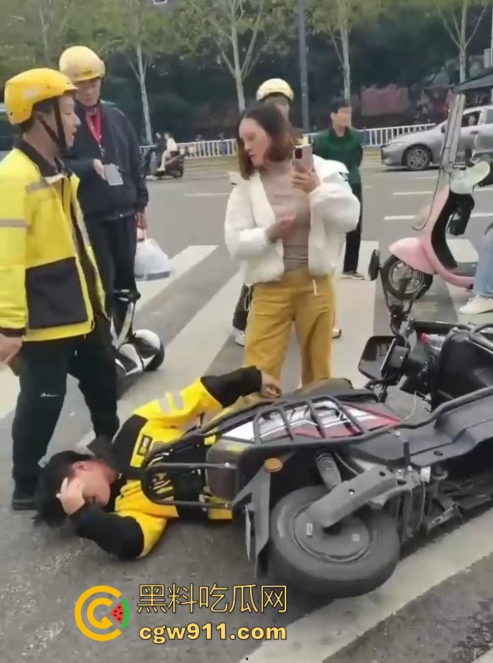 重庆大学城老女人街头醉打美团小哥,踩头踩脸侮辱,打断三根肋骨,小哥全程未还手,这大姐打完人还极其嚣张! 第4张 重庆大学城老女人街头醉打美团小哥,踩头踩脸侮辱,打断三根肋骨,小哥全程未还手,这大姐打完人还极其嚣张! 第4张