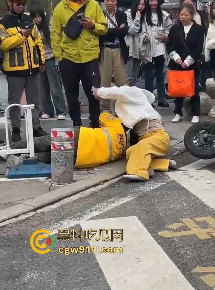 重庆大学城老女人街头醉打美团小哥,踩头踩脸侮辱,打断三根肋骨,小哥全程未还手,这大姐打完人还极其嚣张! 第5张 重庆大学城老女人街头醉打美团小哥,踩头踩脸侮辱,打断三根肋骨,小哥全程未还手,这大姐打完人还极其嚣张! 第5张