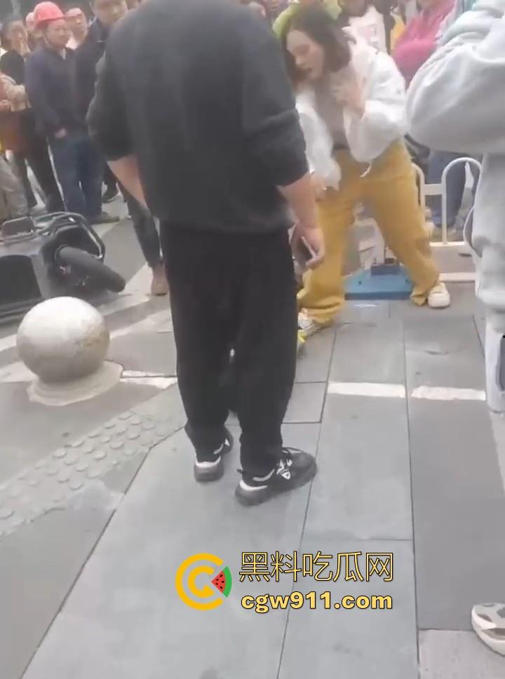 重庆大学城老女人街头醉打美团小哥,踩头踩脸侮辱,打断三根肋骨,小哥全程未还手,这大姐打完人还极其嚣张! 第6张 重庆大学城老女人街头醉打美团小哥,踩头踩脸侮辱,打断三根肋骨,小哥全程未还手,这大姐打完人还极其嚣张! 第6张