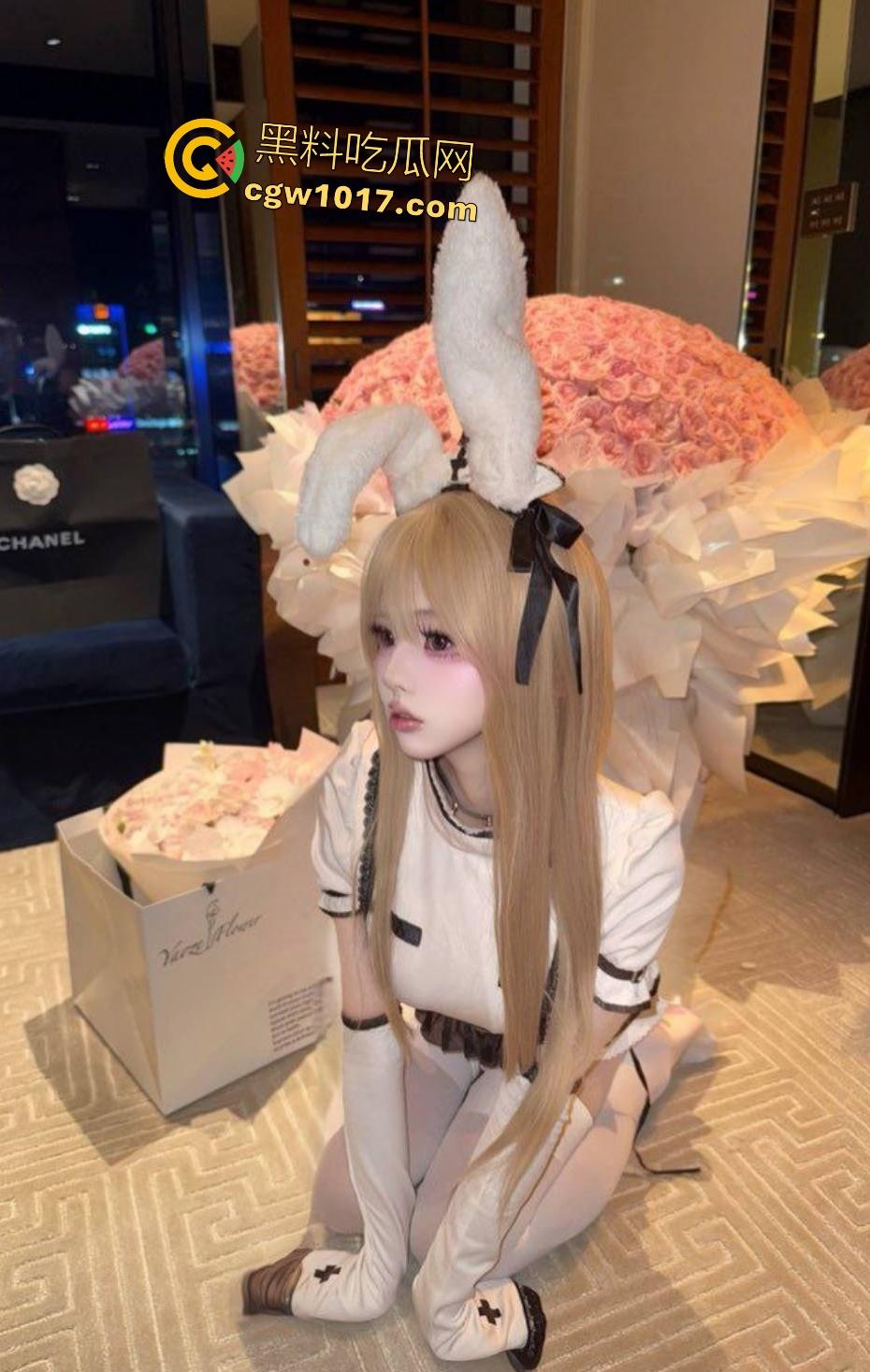 高中生俏皮学生妹可爱变骚母狗，戴假眼镜装清纯，金主胯下狂舔鸡巴上位骑乘，舔精只为染头发，这得有多穷啊！  第1张